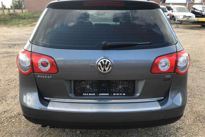 Grå VW Passat fra 2005