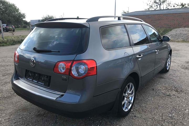 Grå VW Passat fra 2005