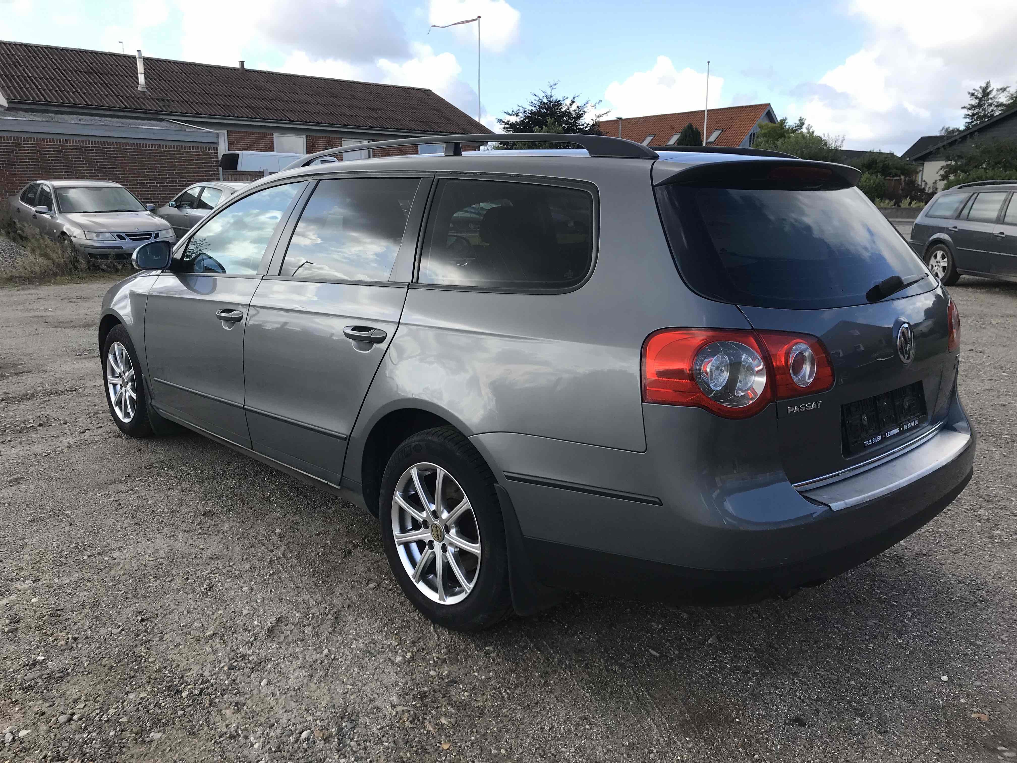 Grå VW Passat fra 2005