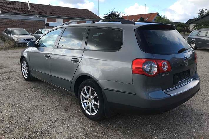 Grå VW Passat fra 2005