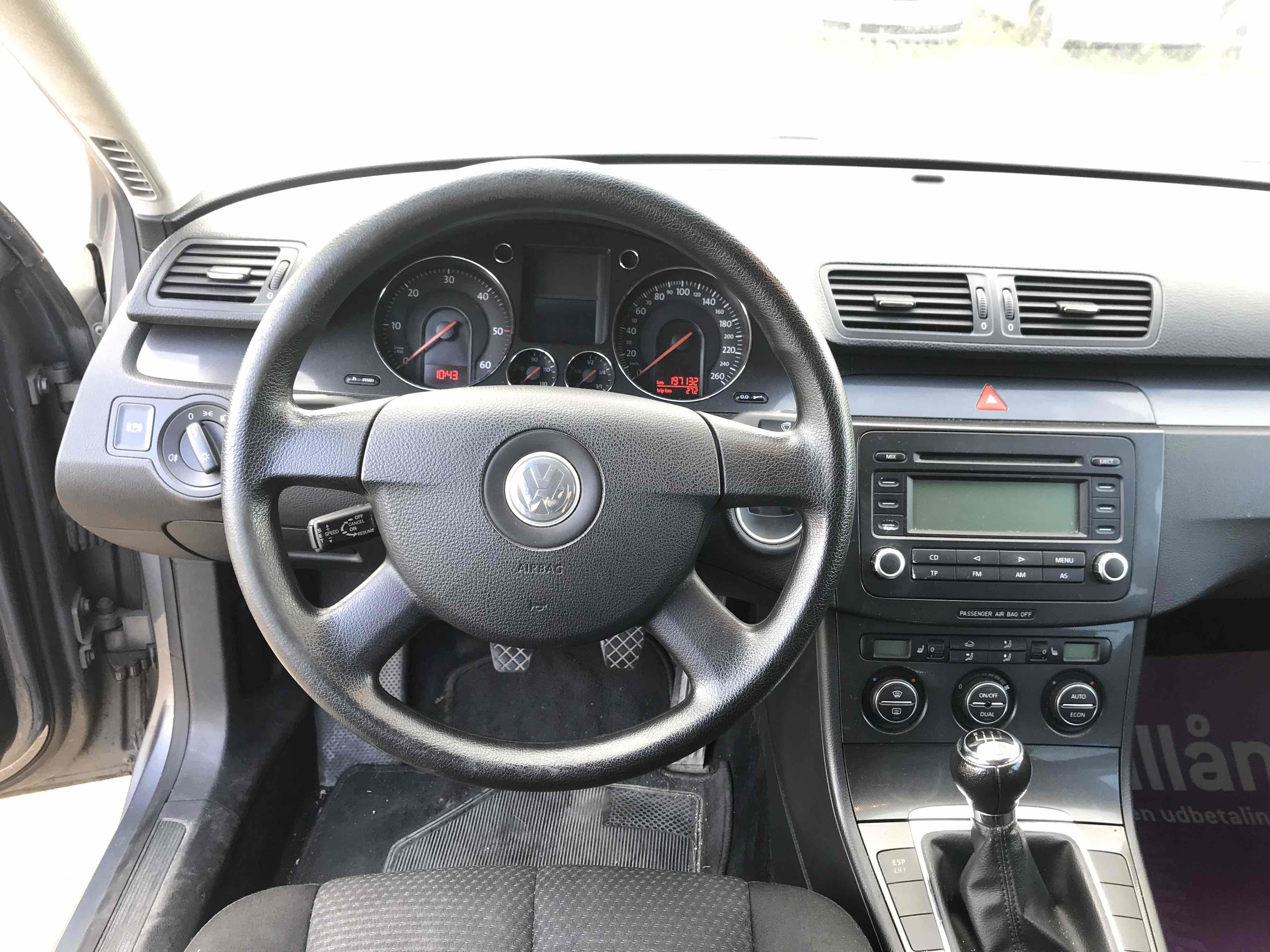 Grå VW Passat fra 2005