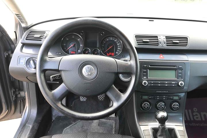 Grå VW Passat fra 2005
