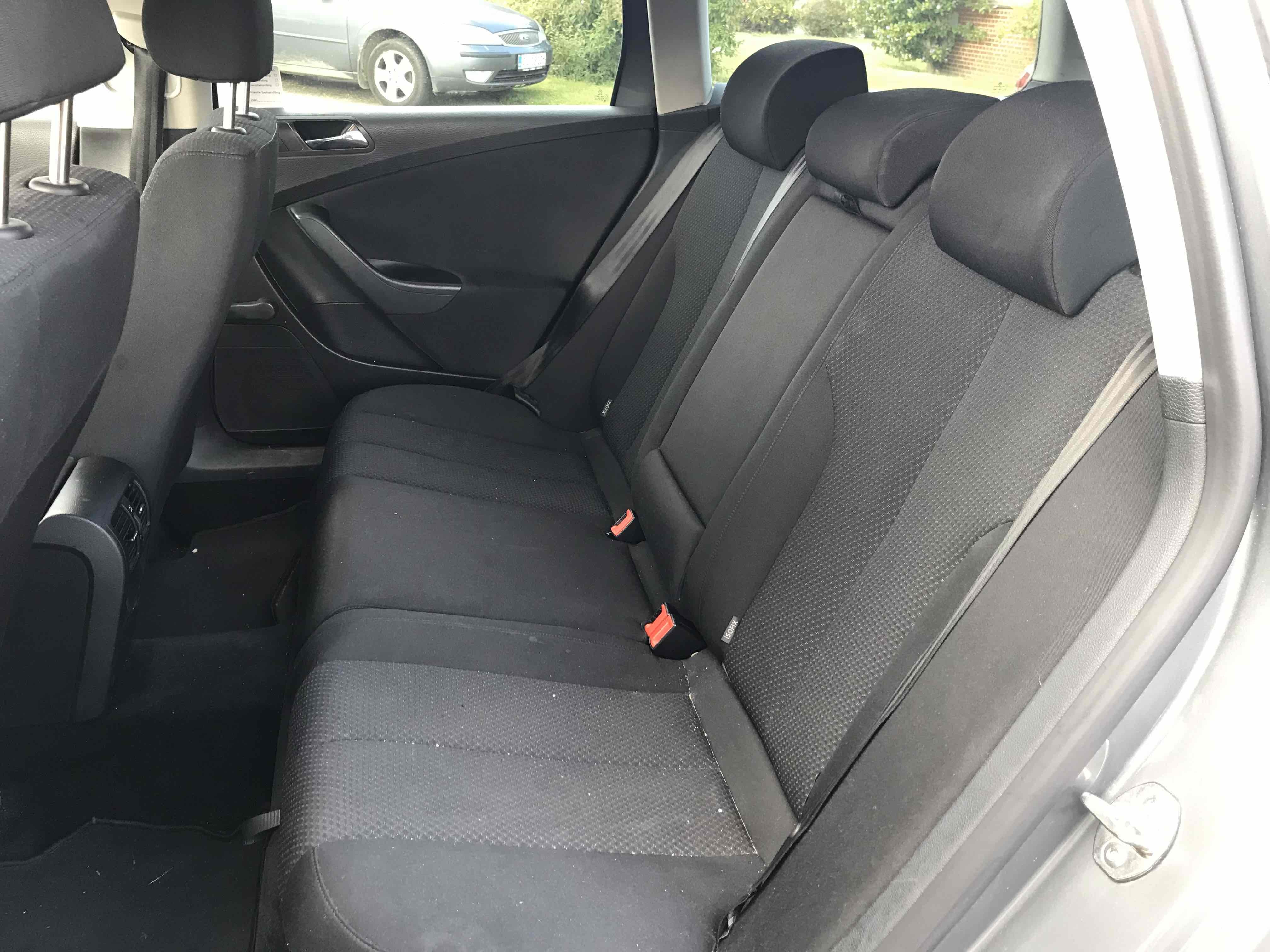 Grå VW Passat fra 2005
