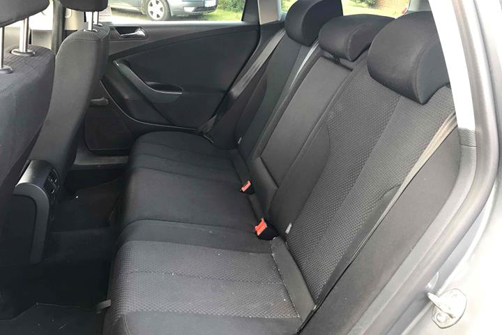 Grå VW Passat fra 2005
