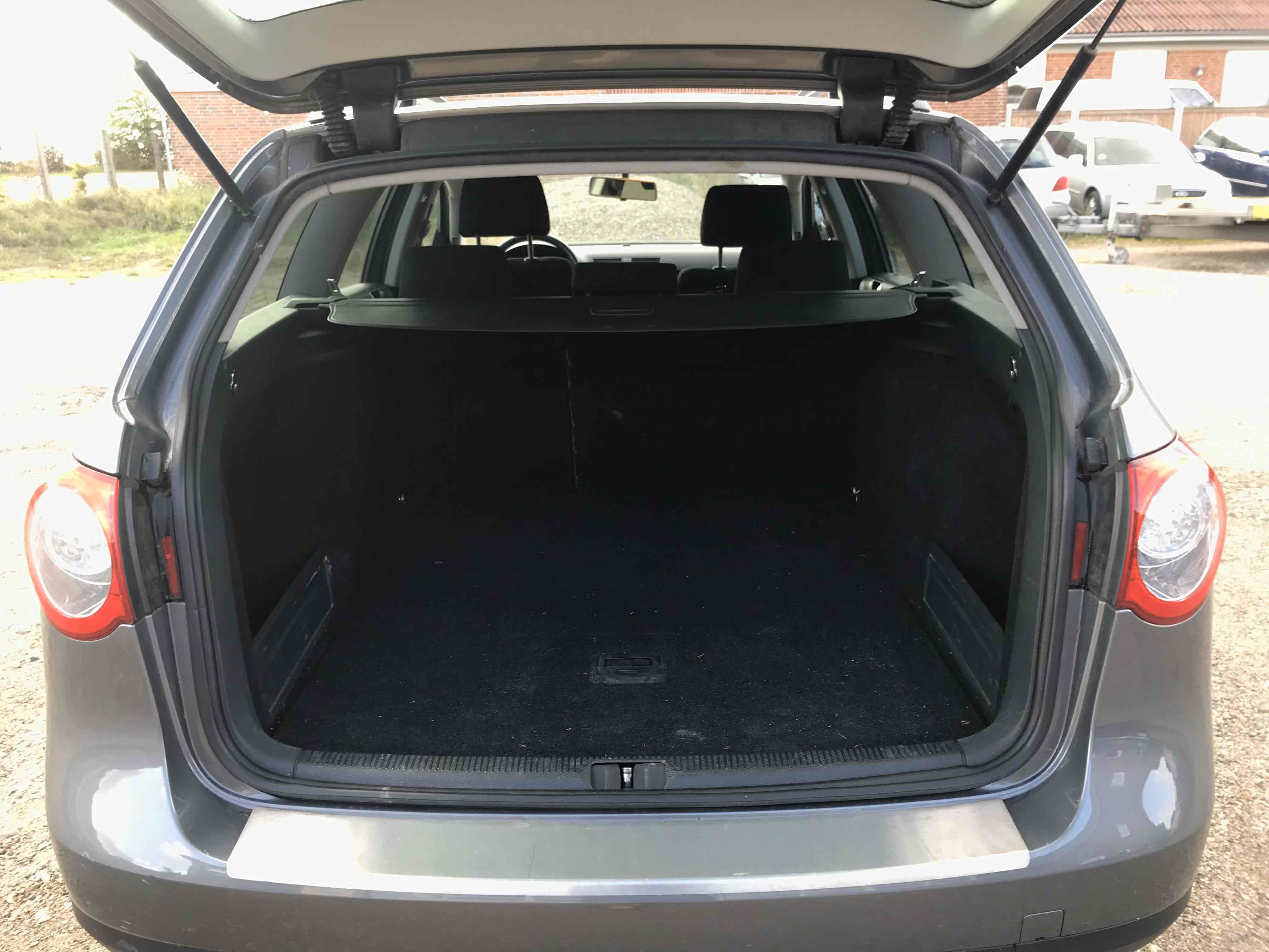 Grå VW Passat fra 2005