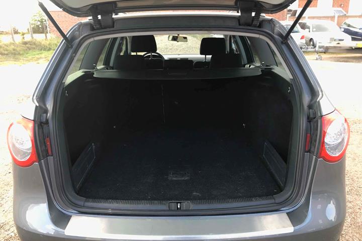 Grå VW Passat fra 2005