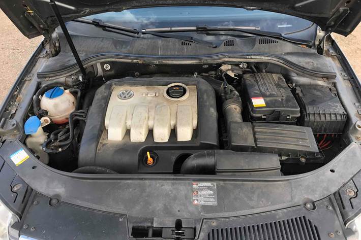 Grå VW Passat fra 2005