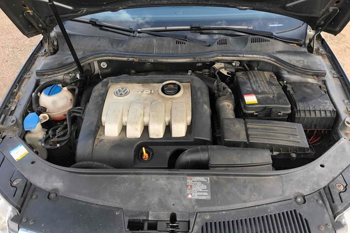 Grå VW Passat fra 2005