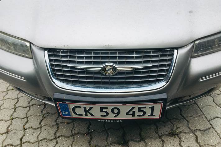 Grå Chrysler Stratus fra 1998