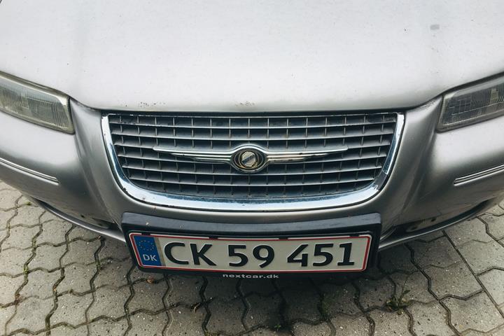 Grå Chrysler Stratus fra 1998