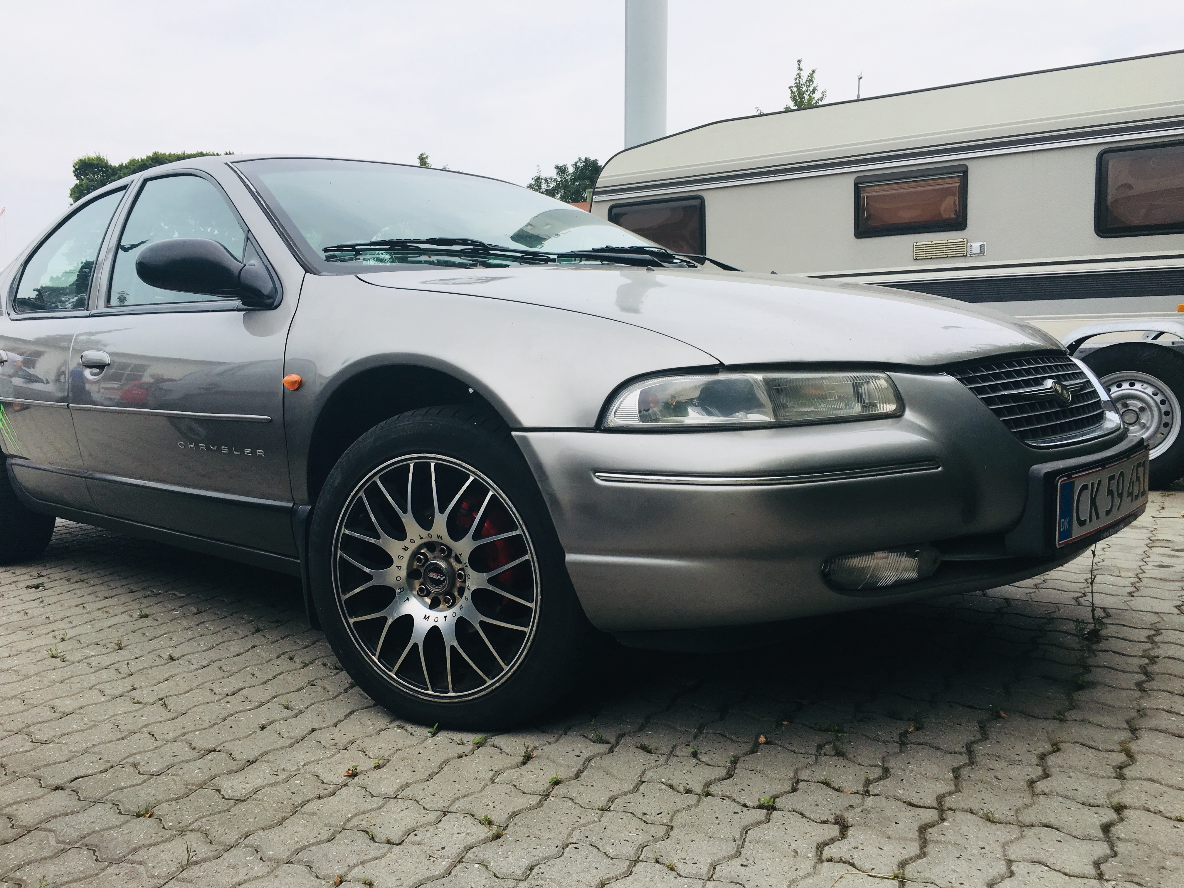 Grå Chrysler Stratus fra 1998