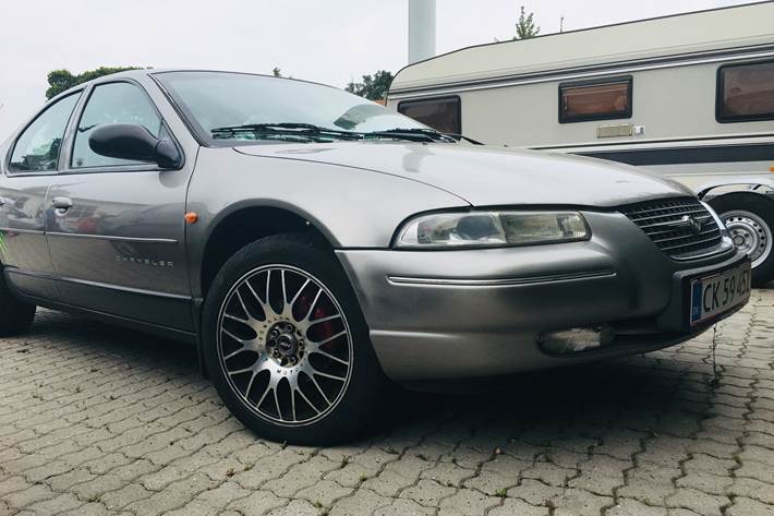 Grå Chrysler Stratus fra 1998