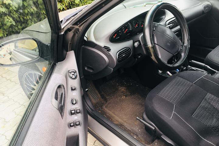 Grå Chrysler Stratus fra 1998