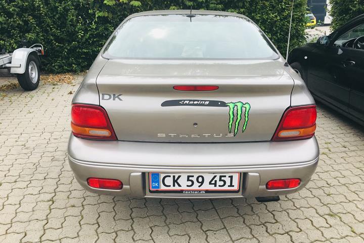 Grå Chrysler Stratus fra 1998