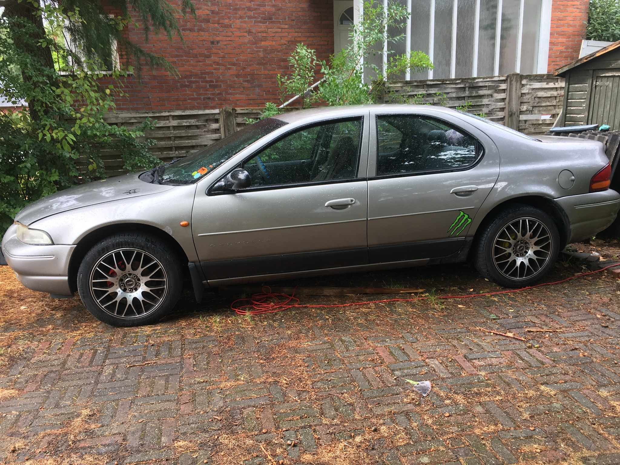 Grå Chrysler Stratus fra 1998