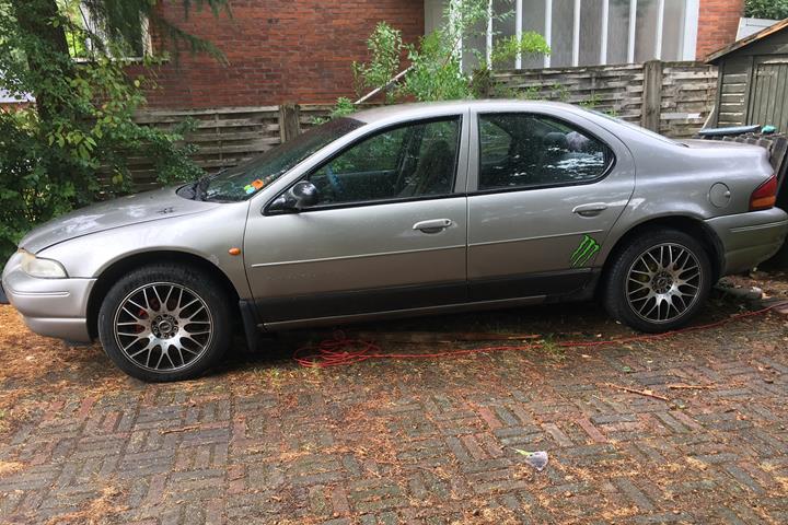 Grå Chrysler Stratus fra 1998