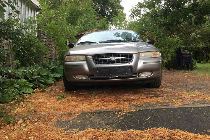 Grå Chrysler Stratus fra 1998