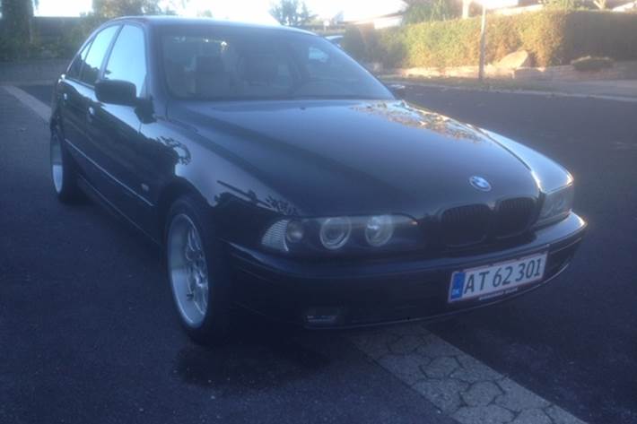 Sort BMW 523i fra 1997
