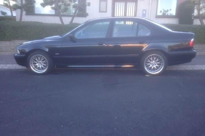 Sort BMW 523i fra 1997
