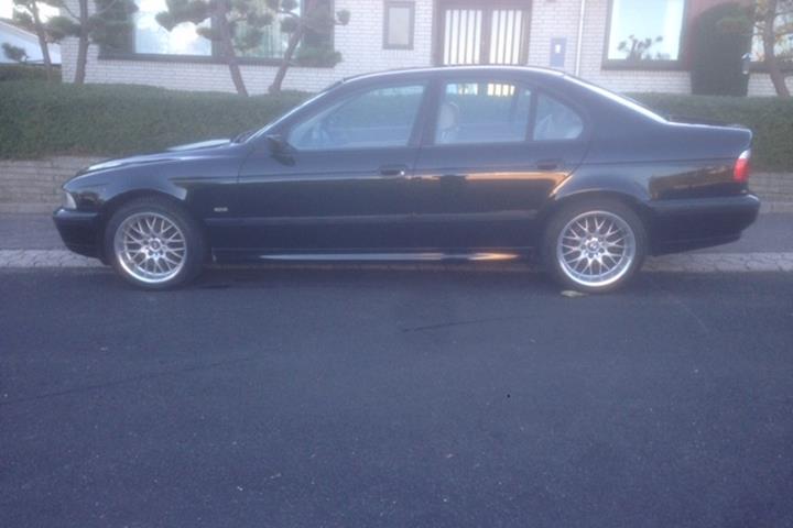 Sort BMW 523i fra 1997