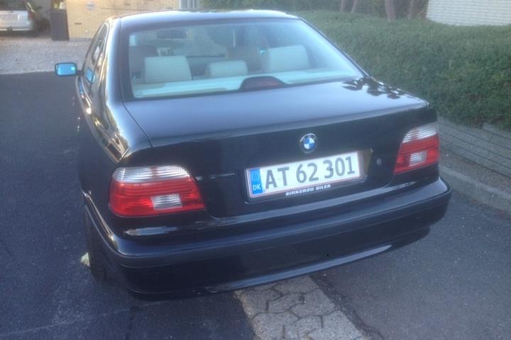 Sort BMW 523i fra 1997