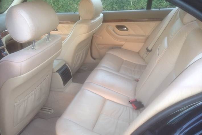 Sort BMW 523i fra 1997