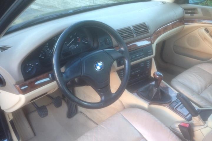 Sort BMW 523i fra 1997