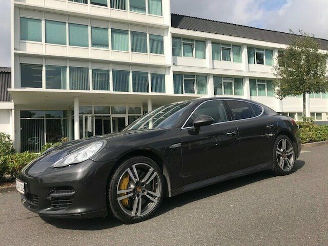 Grå Porsche Panamera Turbo fra 2009