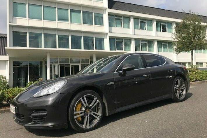 Grå Porsche Panamera Turbo fra 2009