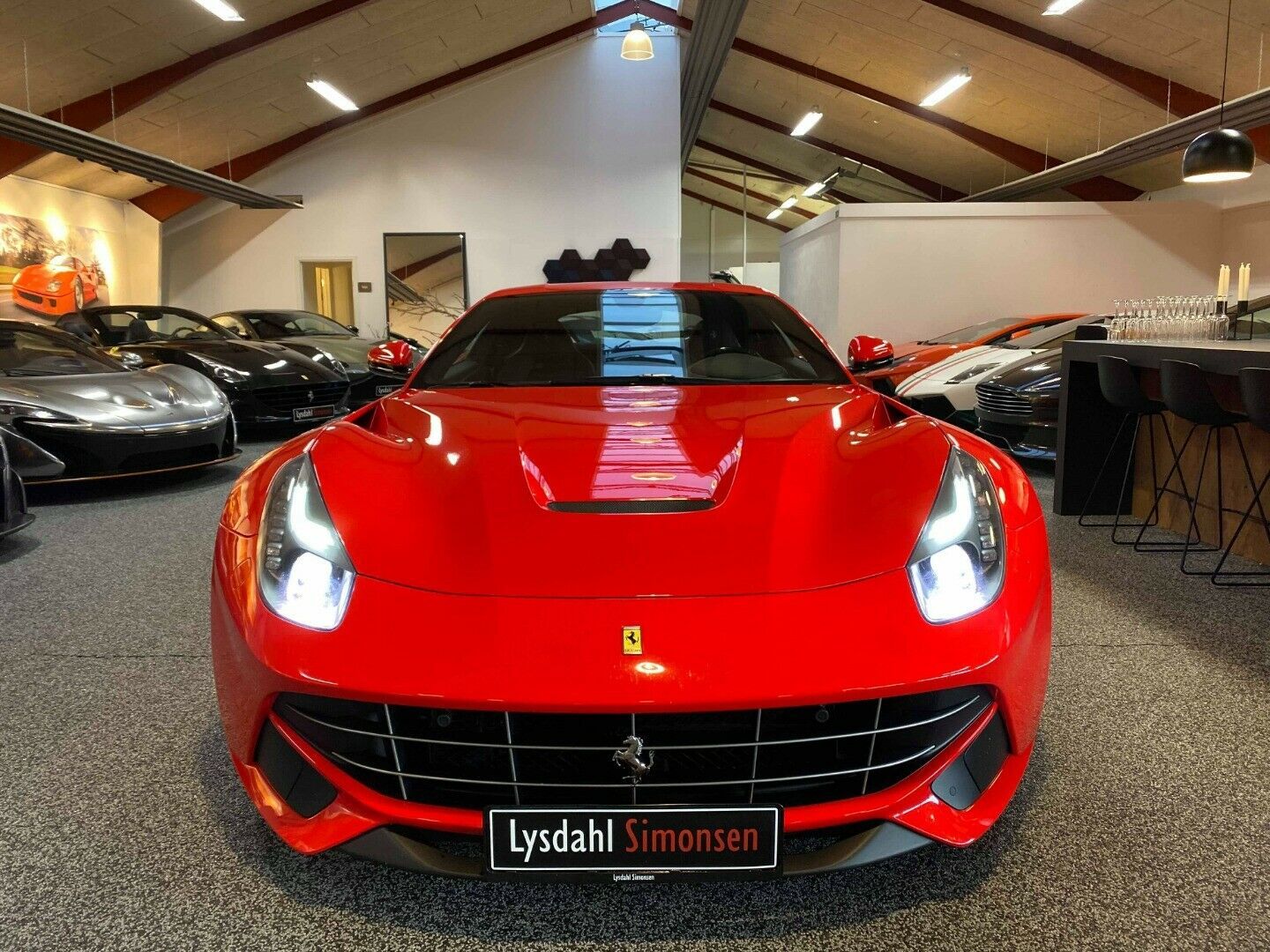 Grå Ferrari F12berlinetta fra 2013