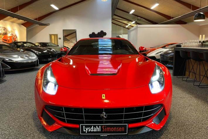 Grå Ferrari F12berlinetta fra 2013