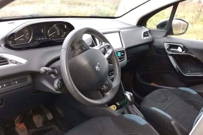 Sort Peugeot 208 fra 2015