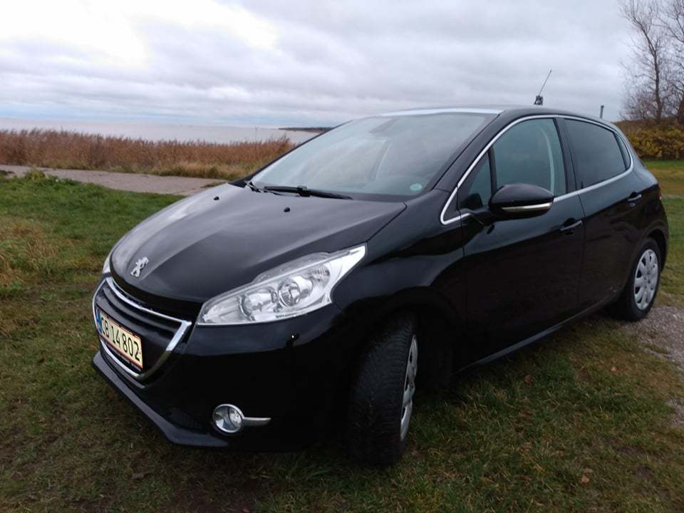 Sort Peugeot 208 fra 2015