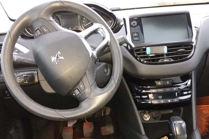 Sort Peugeot 208 fra 2015