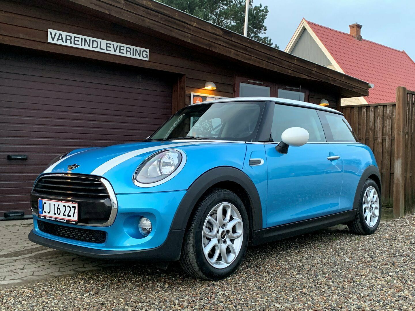 Blå Mini Cooper fra 2018