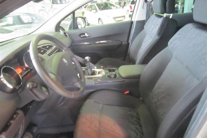 Beige Peugeot 3008 fra 2010