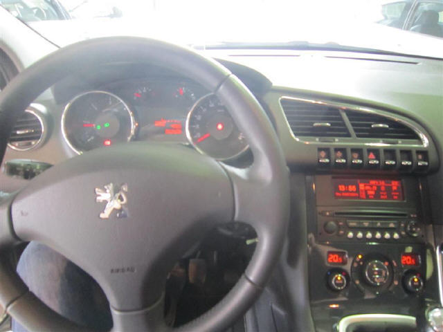 Beige Peugeot 3008 fra 2010