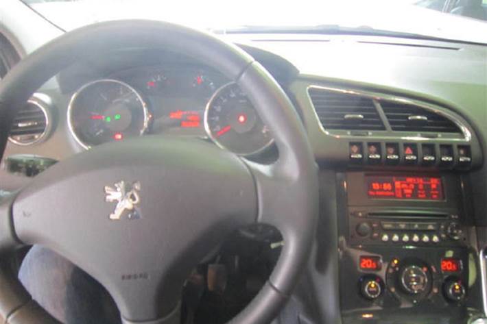 Beige Peugeot 3008 fra 2010