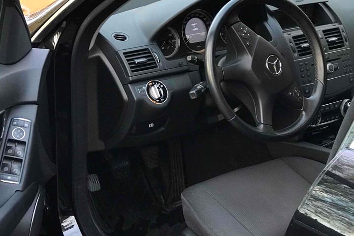 Sort Mercedes 200 fra 2009