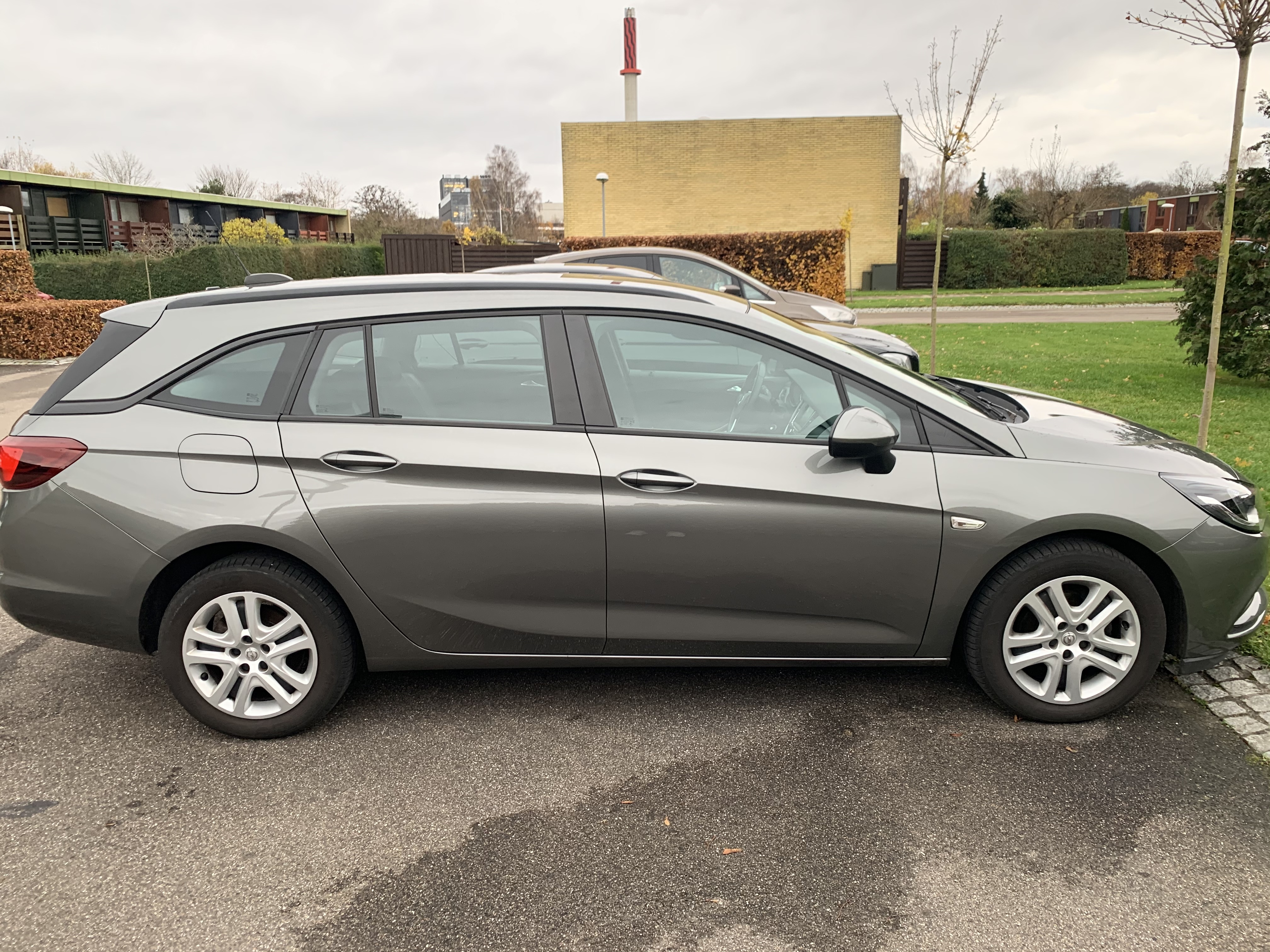 Grå Opel Astra fra 2017