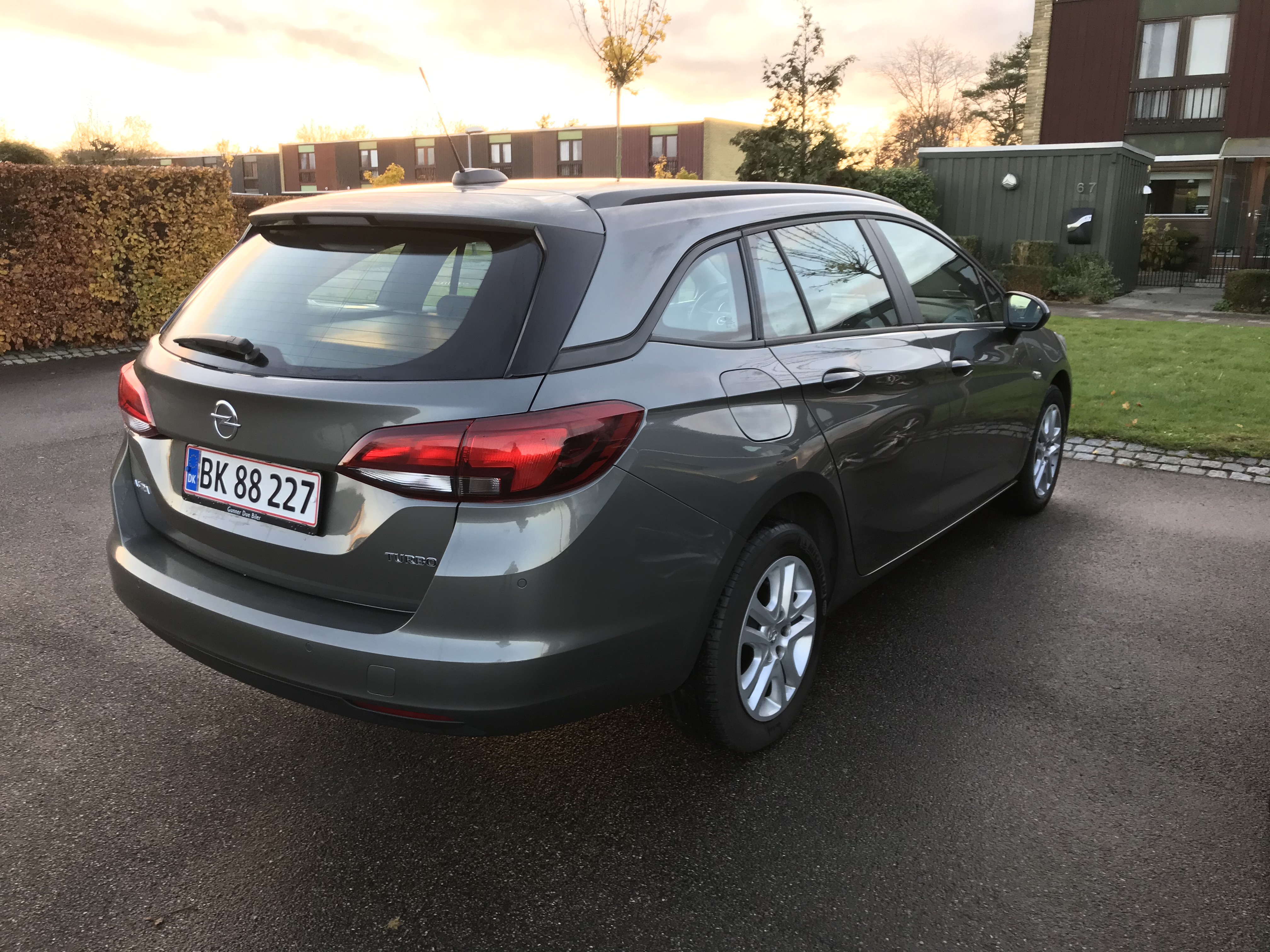Grå Opel Astra fra 2017
