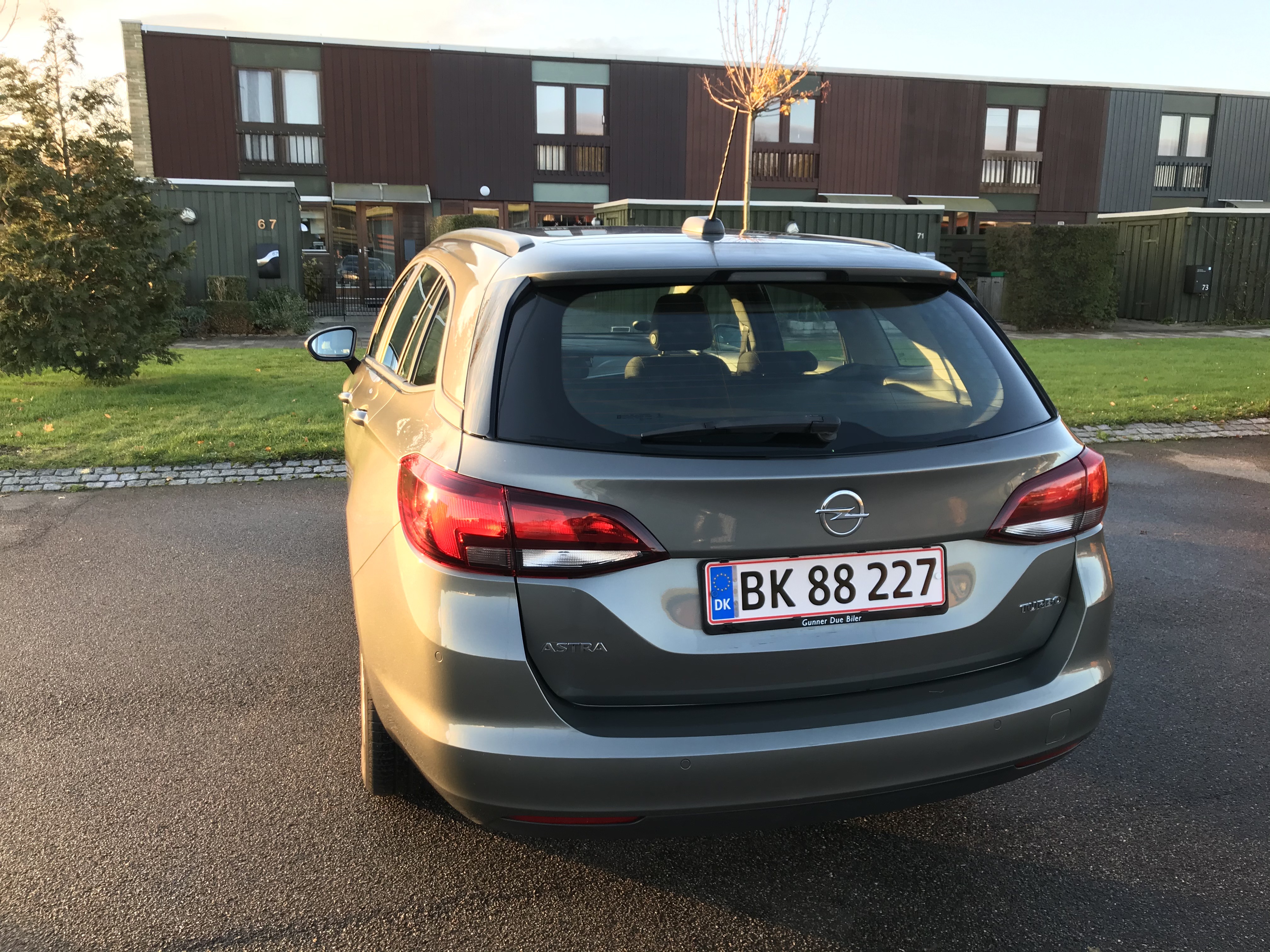 Grå Opel Astra fra 2017