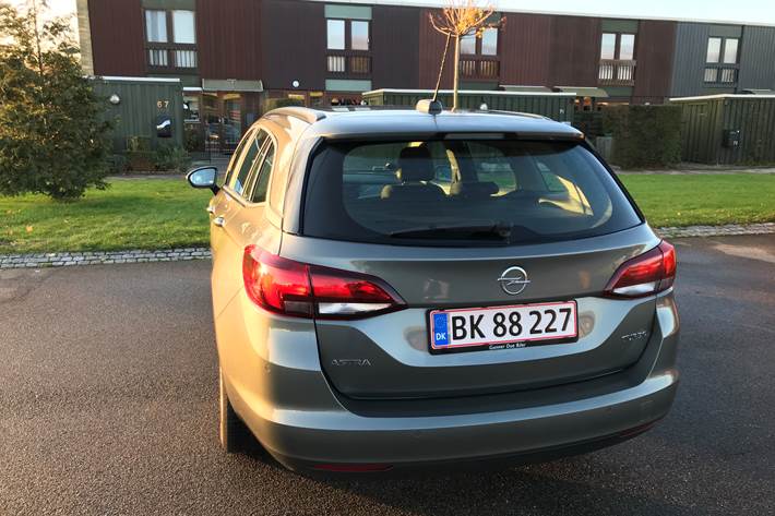 Grå Opel Astra fra 2017