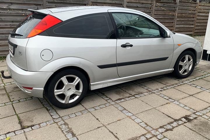 Sølv Ford Focus fra 2001