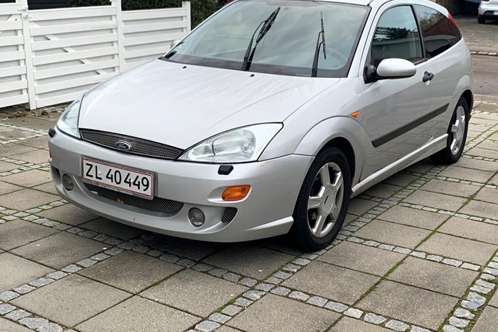 Sølv Ford Focus fra 2001