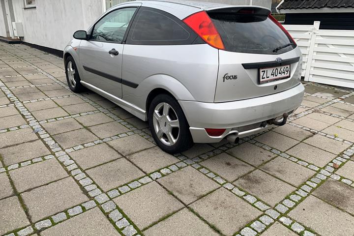 Sølv Ford Focus fra 2001