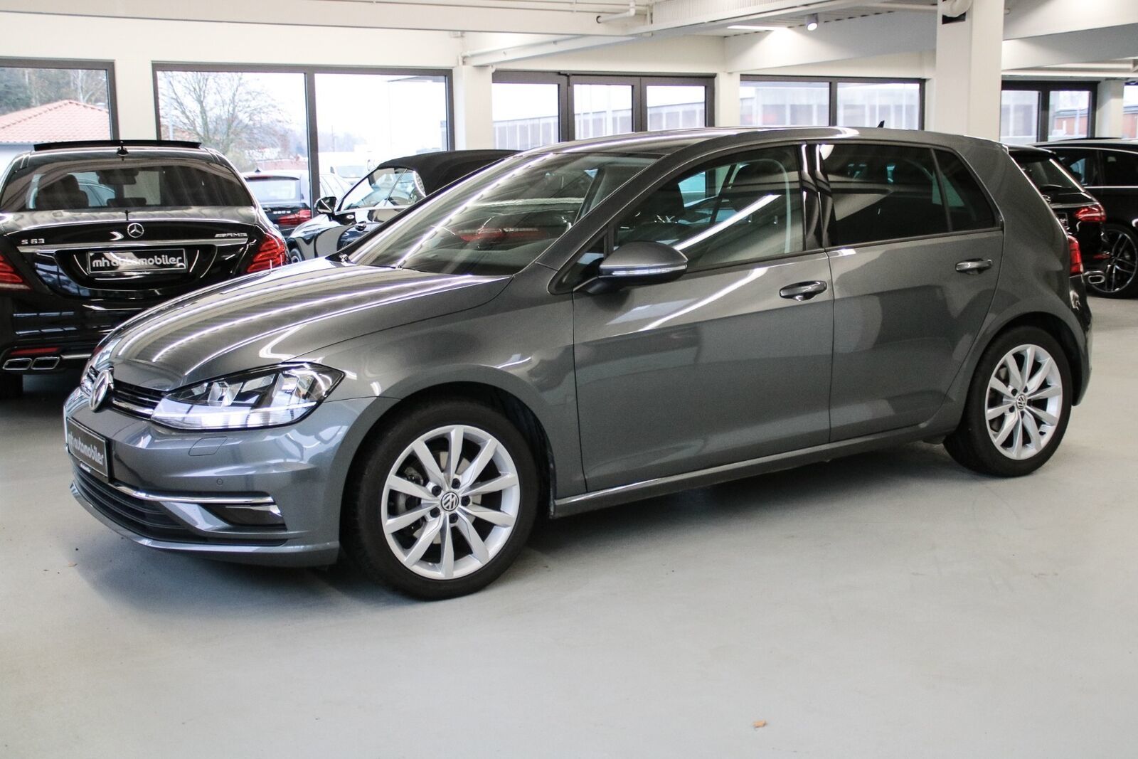 Grå VW Golf VII fra 2019