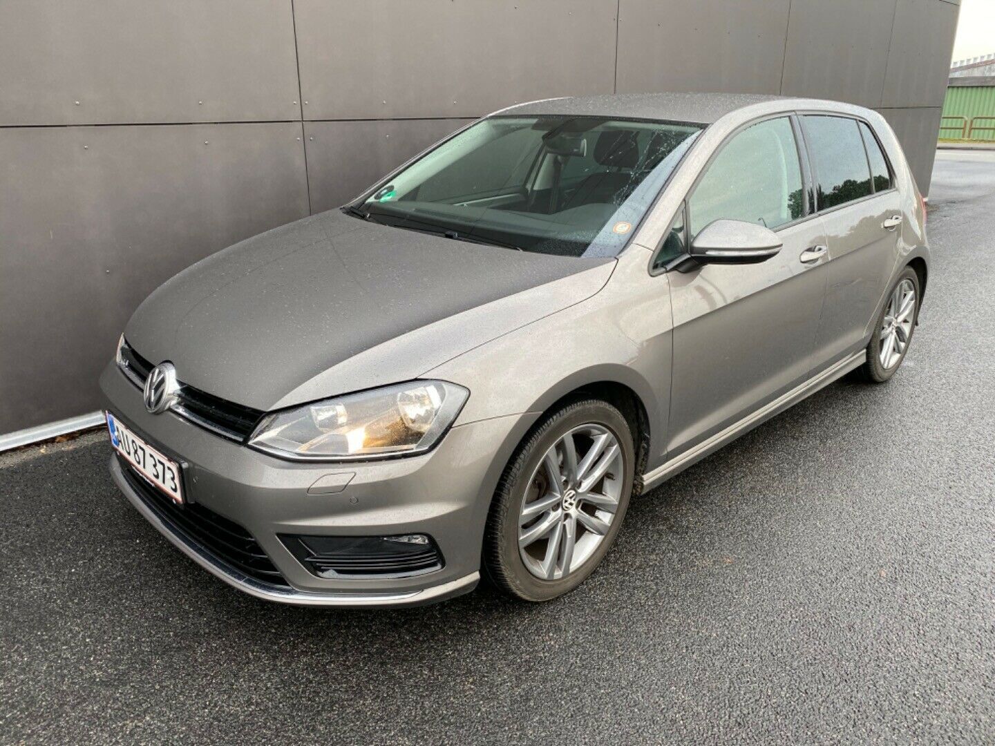Grå VW Golf VII fra 2015