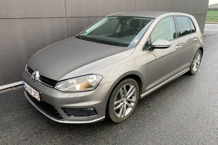 Grå VW Golf VII fra 2015