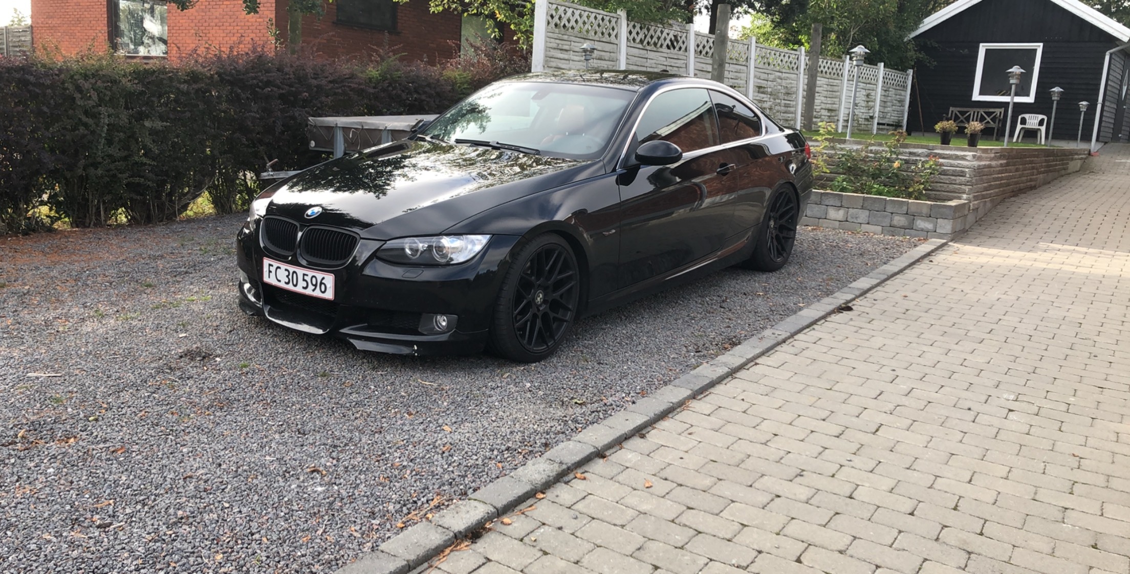 Sort BMW 325 fra 2007